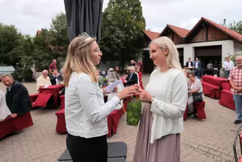 Von ihrer Vorgängerin Saskia (links) erhält die 71. Weingräfin des Leiningerlandes Mara ein „Überlebenspaket für Weinhoheiten“.