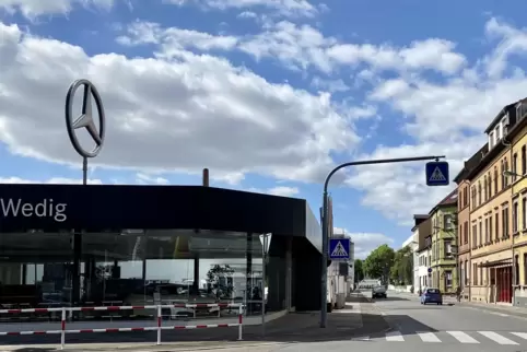 Entree in die Johann-Klein-Straße: die Einmündung zur Heßheimer Straße mit dem Mercedes-Autohaus Wedig. Entree in die Johann-Klein-Straße: die Einmündung zur Heßheimer Straße mit dem Mercedes-Autohaus Wedig.