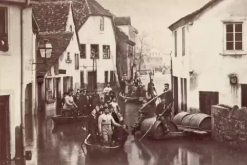 1882 stand die Innenstadt unter Wasser. Daher wurden Boote von außerhalb angefordert.