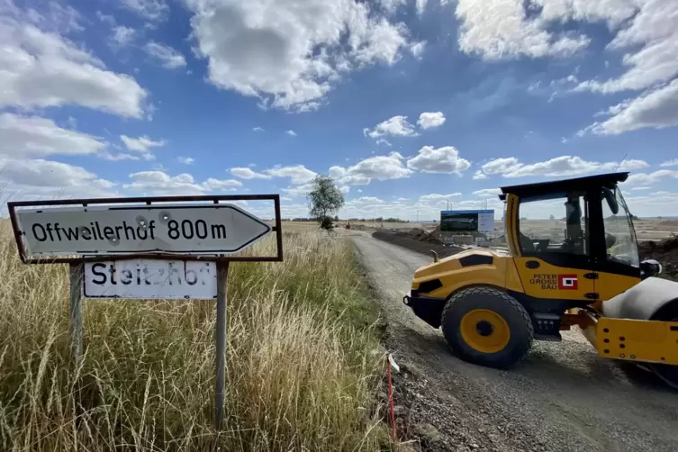 Schotterweg: Das war einmal und das soll wieder die Kreisstra&szlig;e 84 vom Abzweig Walshausen zum Flugplatz Zweibr&uuml;cken werden. 