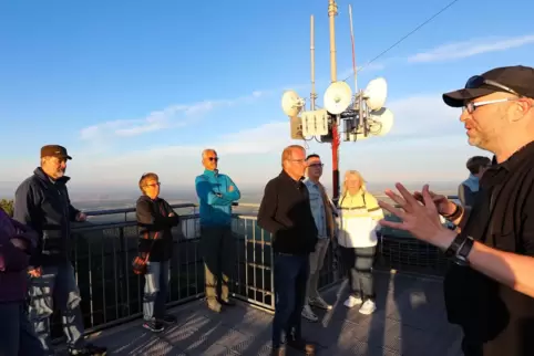 Auf dem Kalmit-Turm: Christian Müller von Klima-Palatina (rechts) erläutert Wetterphänomene.