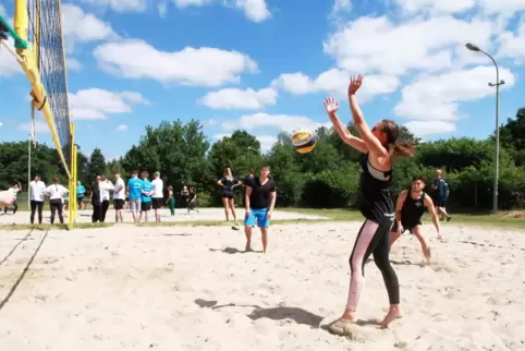 Es fehlt nur der Strand: Beim Beachvolleyball-Turnier genossen Denise Keim-Aslan (vorne) vom Finanzamt Pirmasens und ihre Kolleg