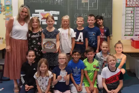 Den „Finderlohn“ teilen Mia (mit dem Kuchen), Ella (mit der Karte) und Carla (zweite Reihe rechts), die Lehrerin Nicole Wantzeli Den „Finderlohn“ teilen Mia (mit dem Kuchen), Ella (mit der Karte) und Carla (zweite Reihe rechts), die Lehrerin Nicole Wantzeli