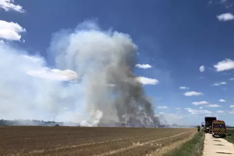 Die Rauchsäule ist weithin sichtbar.