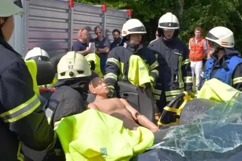 Schnell raus: Die Feuerwehr hat das Dach abrasiert, der Dummy muss sofort medizinisch versorgt werden – Szenario beim Rescue Day