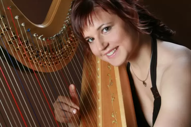Solistin beim Harfenkonzert von Camille Saint-Saëns ist die Karlsruherin Karin Schnur.