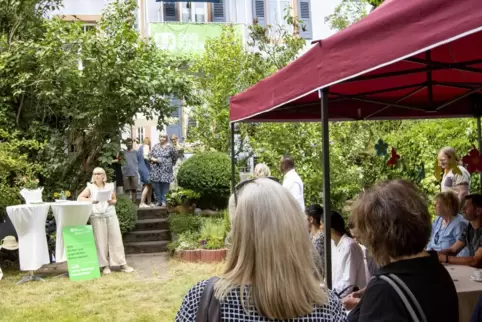 30 Jahre „LauBE“ wurden angemessen gefeiert: Einrichtungsleiterin Heike Jockisch begrüßt (am Stehtisch) die Gäste. 