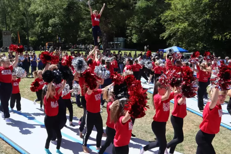 Ein H&ouml;hepunkt der Tages war der Aufritt von Inclusion Cheer, einem Projekt des Turnvereins Pirmasens. 64 Sportler mit und ohne B