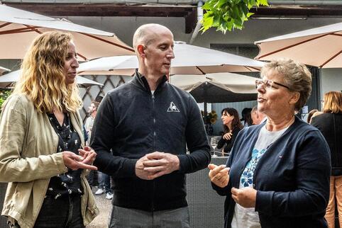  Heidi Stephan (rechts) und Verena Rothmund von der Frankenthaler Tafel berichten Oliver Meyer von den VinoPhilAnthropen über ih