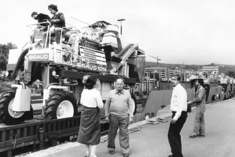 Franz und Bernd Scharfenberger bei der Ankunft der ersten Traubenvollernter am Bahnhof Bad Dürkheim. 