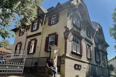 Karin Hellert und Michael Grünewald vor dem Schwarzen Herrgott, der ehemaligen Villa der Familie Golsen, in Zell.