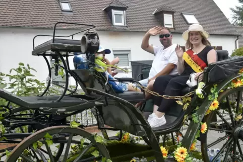 Mit der Kutsche durchs Nordend: Miss Strohhut Sonja Erbach und Michele Russo, Vorsitzender der Siedlergemeinschaft.
