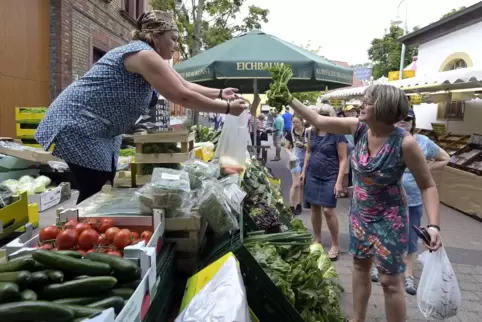 Neben frischem Obst und Gemüse gab es etliche kulinarische Angebote und viel Handwerkskunst. 