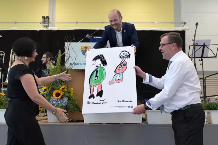 Gastgeschenk aus Oberlungwitz: B&uuml;rgermeister Thomas Hetzel &uuml;berreicht Manfred und Gabi Scharfenberger ein von seinen T&ouml;chtern ge