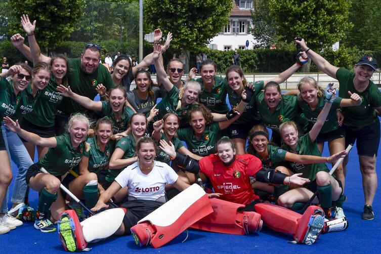 Geschafft: Die ersten Damen der TG Frankenthal haben den Titel in der Regionalliga Süd gewonnen. 