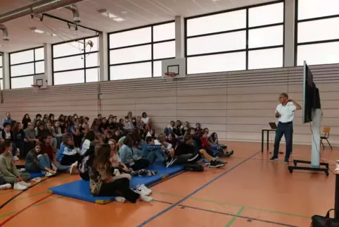 Airbus-Experte Gunther Lautenschläger kam an seine alte Schule zurück. 