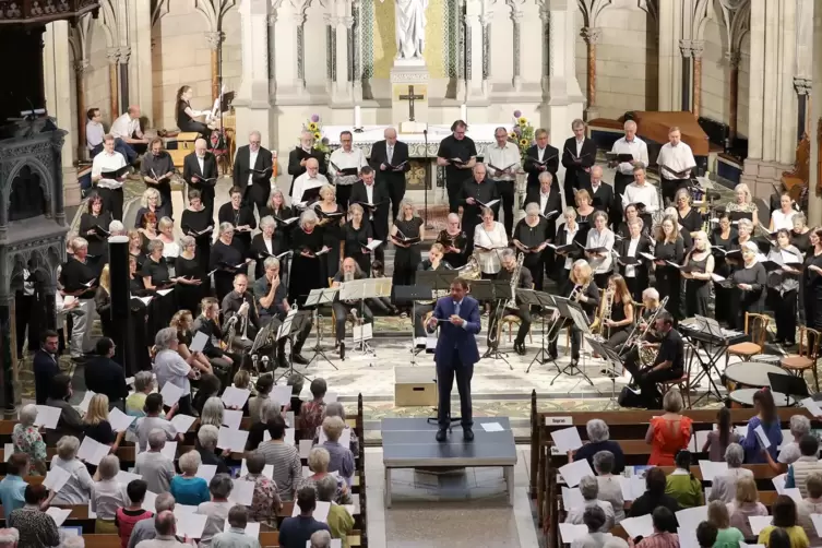 Rund 500 Sängerinnen und Sänger aus insgesamt 22 evangelischen Kirchenchören der Landeskirche wirkten mit. Die Gesamtleitung hat