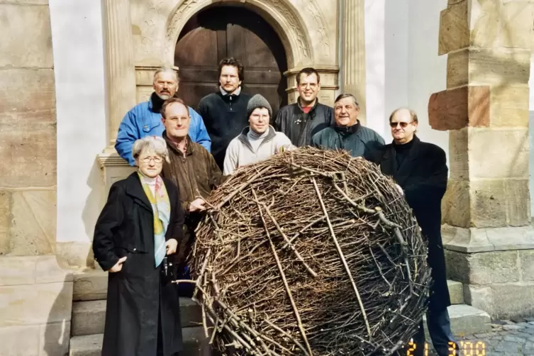 Ein Storchennest f&uuml;r Freinsheim: Im M&auml;rz 2000 posieren damit vor der protestantischen Kirche: Ingrid D&ouml;rner, Manfred Weber, J&uuml;rg
