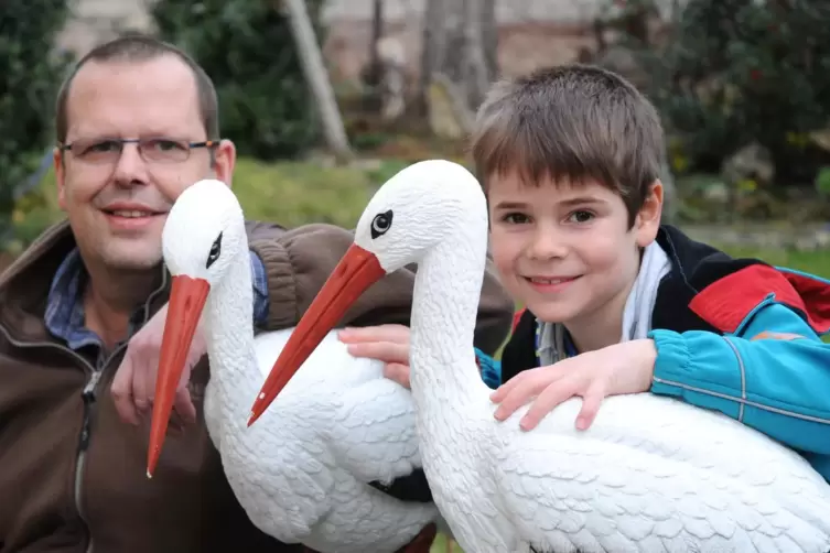 Heiko Gauglitz und Sohn Timo pr&auml;sentieren 2014 die beiden Lockst&ouml;rche aus Plastik.