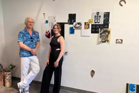Freuten sich über zahlreiche Besucher: Künstlerin Maria Trezinski, hier mit Reinhard Geller von Kunstverein Donnersbergkreis, ze