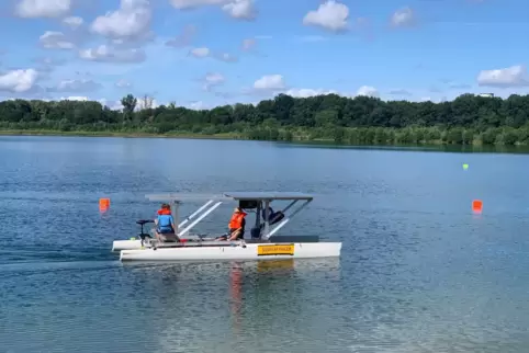 Levi (am Ruder) und Jannis (am Steuer) navigieren den „Sonnenfänger“ zum Sieg. 