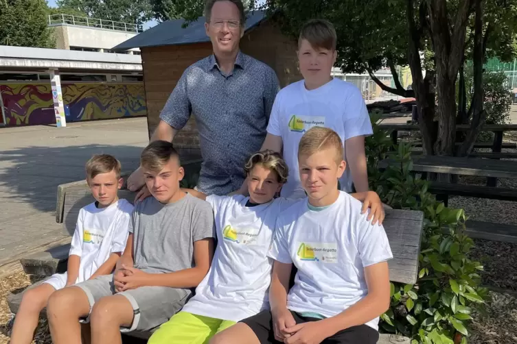Die Solar-AG der Realschule plus Kandel mit (v.l.): Levi Weing&auml;rtner, Luca Ganter, Jannis H&uuml;lsen, Noel Schweickert und Leon Bert