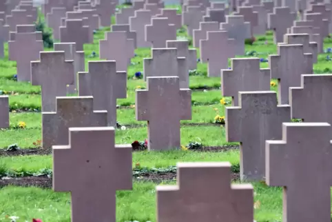 Auf einer Kriegsgräberstätte reihen sich die Grabsteine aneinander. 