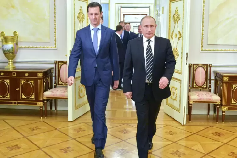 Seit’ an Seit’ – auch auf diplomatischem Parkett: Russlands Präsident Putin (vorn) und Syriens Machthaber Assad. 