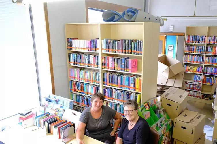 Die Leiterin der Gemeindebücherei Contwig, Andrea Wernicke (links) und ihe Kollegin Ute Huth in den neuen Räumen der ehemaligen 
