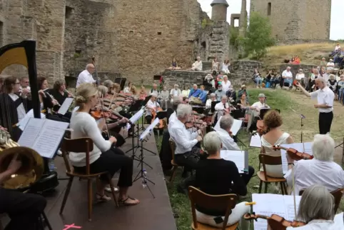 Zwischen historischen Mauern: Das Westpfälzer Sinfonieorchester unter Leitung von Thomas Germain überzeugte mit der Auswahl sein