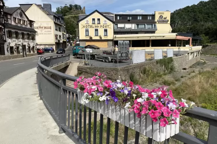 Heute schmücken bunte Blumen das Brückengeländer in Altenahr. Das Hotel „Zur Post“ ist nach wie vor geschlossen.