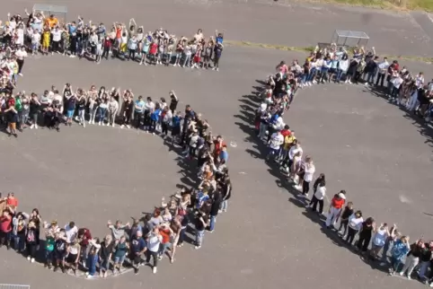 Stolze Schulgemeinschaft: An der Darstellung der Jubiläumszahl sind möglichst viele beteiligt. 