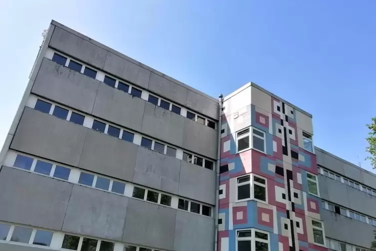 50 Jahre alter Bau: Treppenhaus als Farbtupfer.
