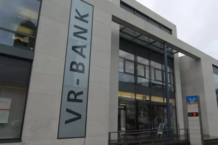 Über eine Million Euro haben zwei Männer bei ihrem Arbeitgeber, der VR-Bank Südwestpfalz entwendet. 