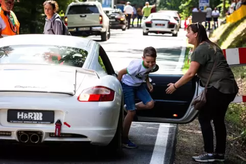 Sorgt für Glückseligkeit: HAC-Vereinsmitglied Fredi Marquitz nimmt in seinem Porsche Cayman zahlreiche Kinder bis zum Vorstart m