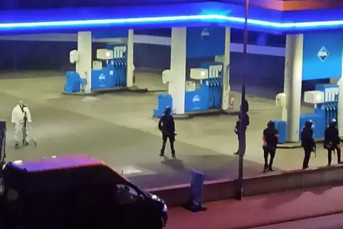  Polizisten sichern am Tatabend die Tankstelle, an der der Angeklagte den Tankstellenmitarbeiter erschossen haben soll.