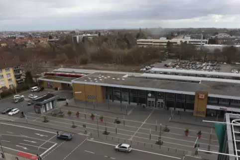 Der Landauer Hauptbahnhof aus der Vogelperspektive – so sieht er heute aus. 