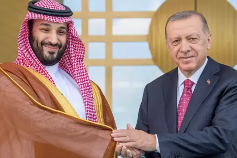 Händeschütteln mit Mohammed bin Salman: Der türkische Präsident Recep Tayyip Erdogan hat den saudischen Kronprinzen im Juni empf