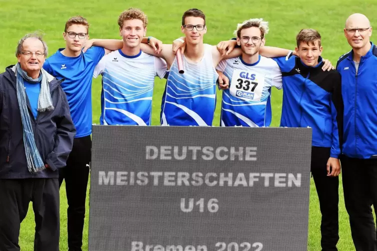Die Nußdorfer Staffel und die Trainer (von links): Lothar Grimmeißen, Hendrik Lindemann, Johannes Brandherm, Luca Andres, Felix 