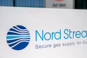 Ein Schild mit dem Logo der Betreibergesellschaft der Nord-Stream-Pipeline – und dem Text: „Sichere Gaslieferungen für Europa“.
