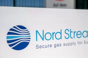 Ein Schild mit dem Logo der Betreibergesellschaft der Nord-Stream-Pipeline – und dem Text: „Sichere Gaslieferungen für Europa“. Ein Schild mit dem Logo der Betreibergesellschaft der Nord-Stream-Pipeline – und dem Text: „Sichere Gaslieferungen für Europa“.