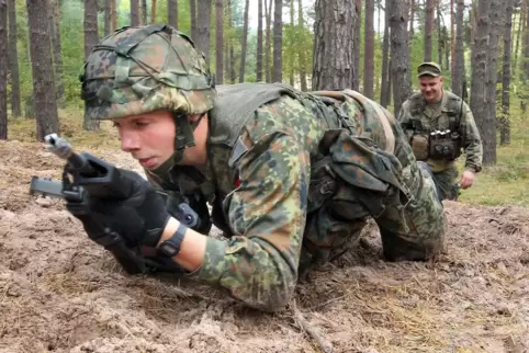 In früheren Jahren: Übung der Bundeswehr an den Sanddünen im Speyerer Nordwesten. 