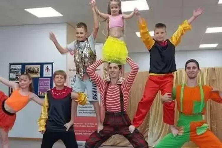 Ukrainische Kinder zeigen am Dienstag eine Zirkusshow im Social Innovation Lab.