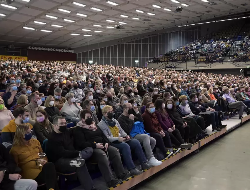 Kultur in der Coronazeit: Zum Auftritt von Comedian Torsten Sträter war die Halle voll.