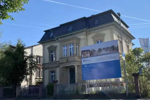 Von vorne: die Kopp’sche Villa an der Mahlastraße mit dem dort platzierten Baustellenschild. Von vorne: die Kopp’sche Villa an der Mahlastraße mit dem dort platzierten Baustellenschild.