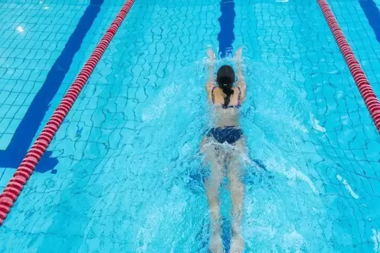 Mit der richtigen Technik können Schwimmer Kraft sparen. 