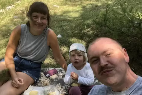 Selfie beim Familienpicknick: Die Lorangs genießen es, dass es in Zweibrücken so viele grüne Plätze gibt.