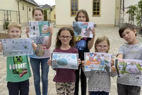 Die junge Gruppe der Gewinner mit den Collagen. 