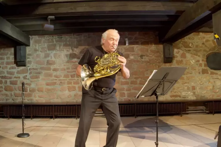 Ganz in seinem Element: Peter Arnold bei einem Auftritt im Juli 2021 im Theodor-Zink-Museum. 
