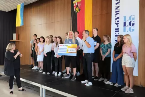Comedian Sven Hieronymus (Mitte neben Lehrer Ingo Hammann) nimmt am LG eine Spende von 10.000 Euro für die Ukraine entgegen, lin